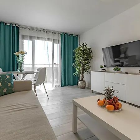 شقة Newly Reformed With Sea View And Pool, In Front Of The Beach, In *