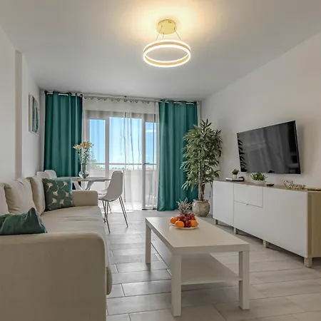 شقة Newly Reformed With Sea View And Pool, In Front Of The Beach, In *