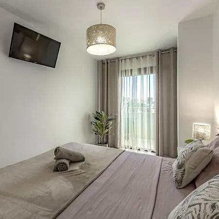 شقة Newly Reformed With Sea View And Pool, In Front Of The Beach, In *