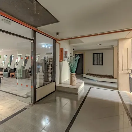 شقة Newly Reformed With Sea View And Pool, In Front Of The Beach, In