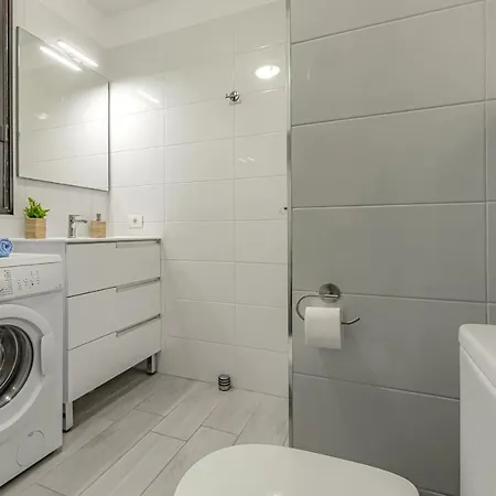 شقة Newly Reformed With Sea View And Pool, In Front Of The Beach, In *